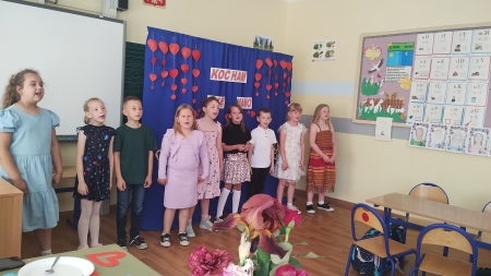 PIERWSZOKLASIŚCI ŚWIĘTUJĄ DZIEŃ MAMY